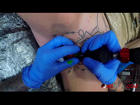 ❤️ Ekstreme tatuita varmulo Sully Savage ricevis tatuon sur sia klitoro ❤️ Anala video ĉe eo.nudexxx.ru ☑